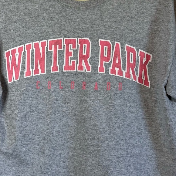 Winter Park Colorado Pink Spellout Gray Short Sleeve Cropped T Shirt - Picture 2 of 6